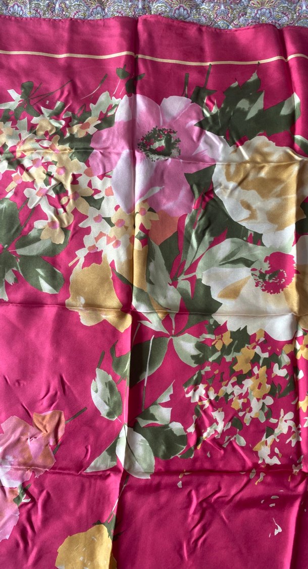 Pembe Çiçek Desenli İpek Kadın Eşarp - Görsel 2