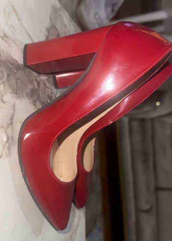 Parlak Kırmızı Stiletto Topuklu Kadın Ayakkabı birkere giyildi - Görsel 2