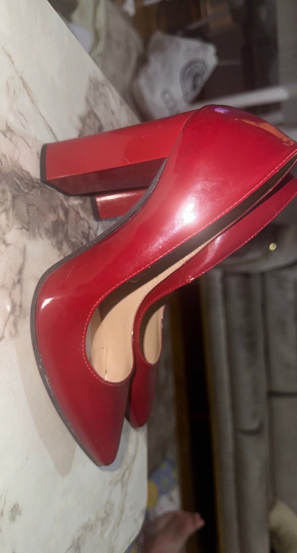 Parlak Kırmızı Stiletto Topuklu Kadın Ayakkabı birkere giyildi - Görsel 2