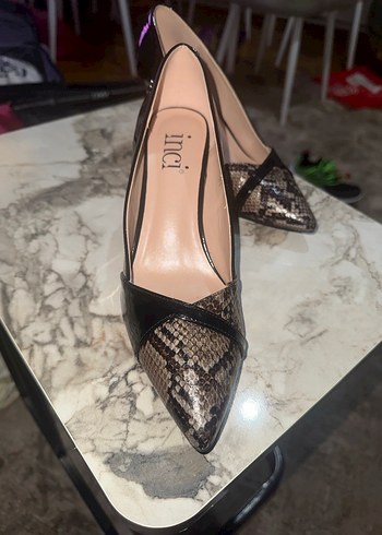 İnci Siyah Deri Yılan Desenli Topuklu Ayakkabı - Görsel 3