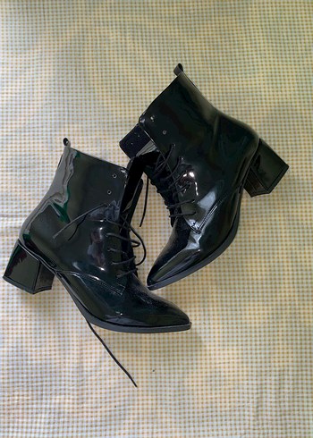 Siyah Parlak Rugan Topuklu Goth Kadın Bot - Görsel 2