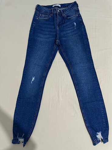 Paçaları eskitme detaylı jean