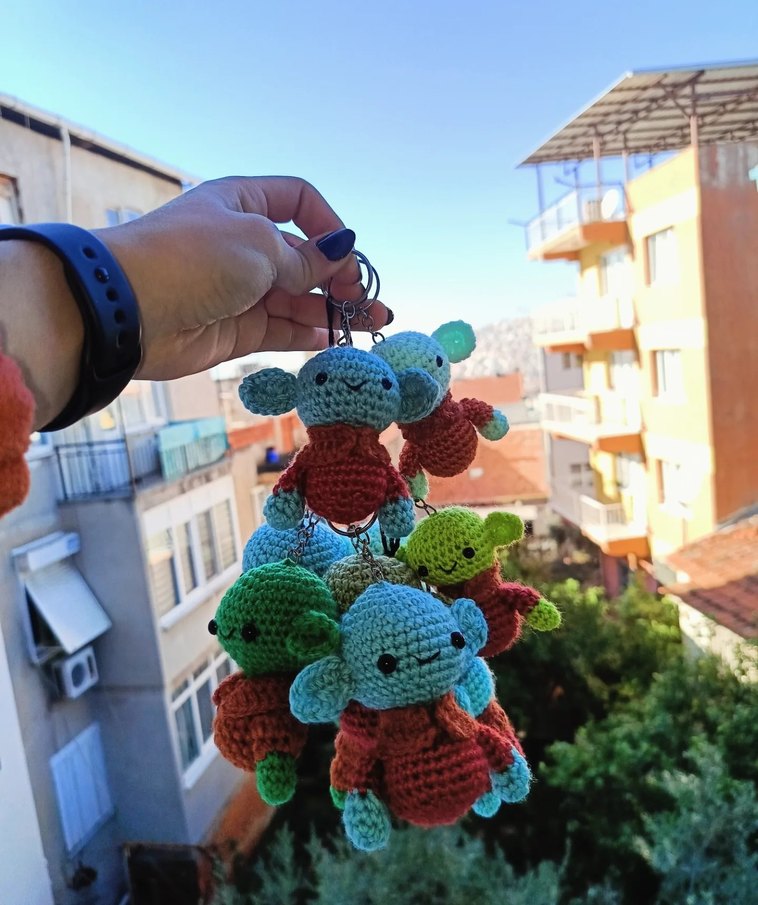 Renkli Örgü Kadın Anahtarlık - Görsel 2