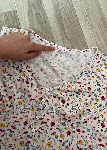 Çiçek Desenli V Yaka bluz - Görsel 2