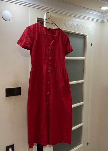 Kırmızı Düğmeli Midi Keten Elbise - Görsel 3