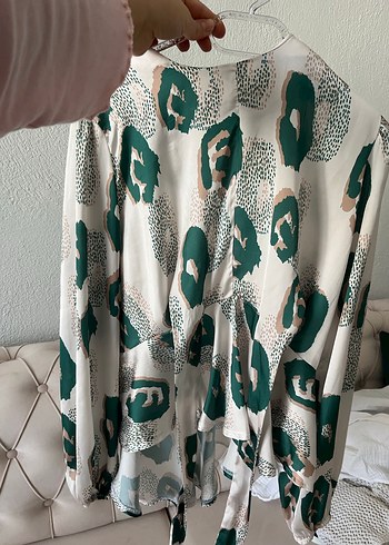 Yeşil Baskılı Saten Bluz,Uzun Kollu, Salaş - Görsel 2