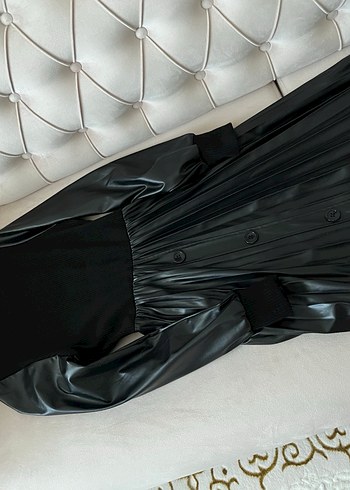 Siyah Deri Pileli Düğme Detaylı Uzun Elbise - Görsel 4