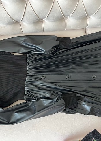 Siyah Deri Pileli Düğme Detaylı Uzun Elbise - Görsel 2