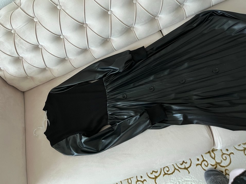 Siyah Deri Pileli Düğme Detaylı Uzun Elbise - Görsel 4