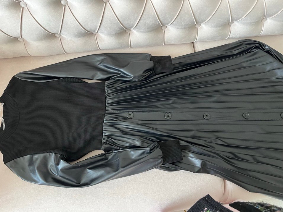 Siyah Deri Pileli Düğme Detaylı Uzun Elbise - Görsel 2