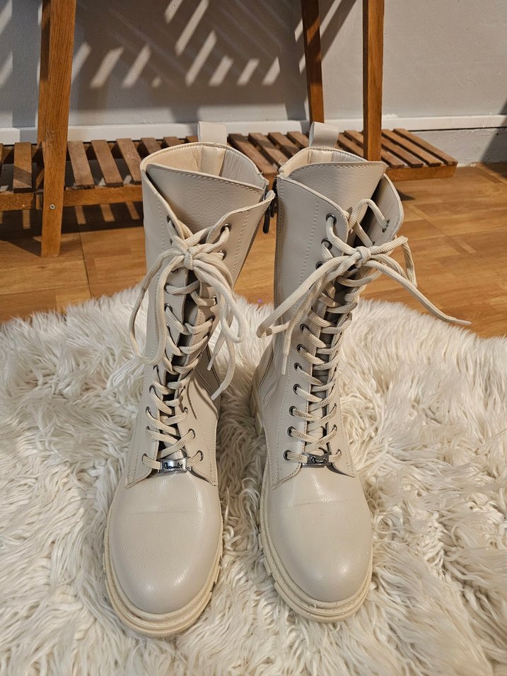 Bej Deri Bağcıklı Kadın Bot - Görsel 2