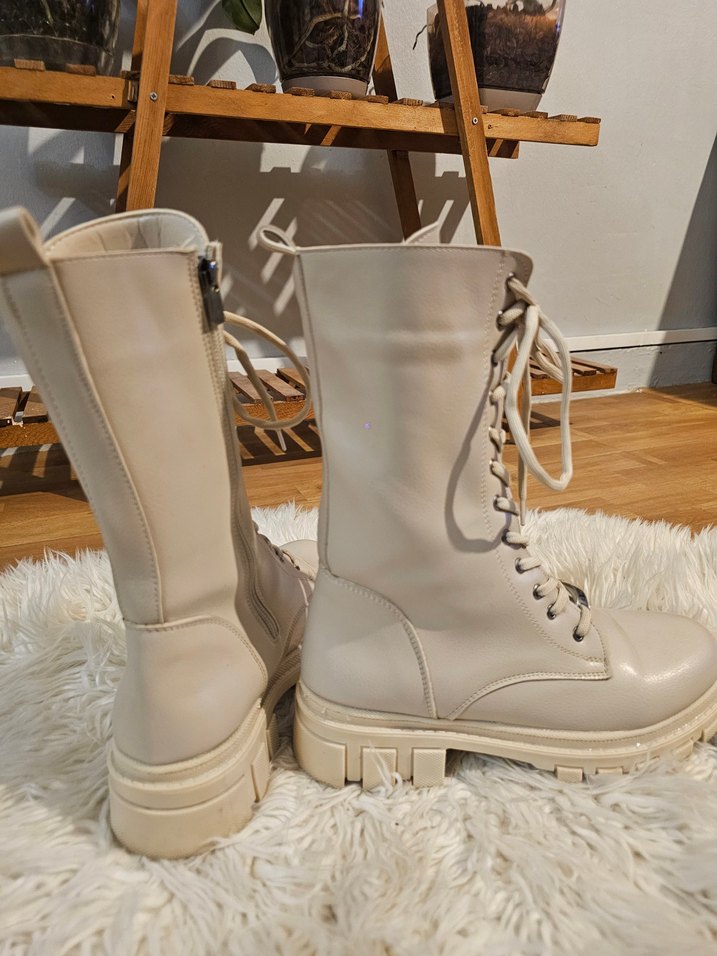 Bej Deri Bağcıklı Kadın Bot - Görsel 3