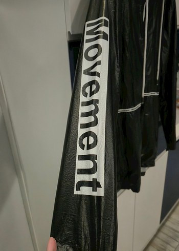 Siyah Kapüşonlu Kadın Yağmurluk - Görsel 3