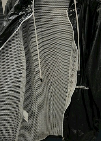 Siyah Kapüşonlu Kadın Yağmurluk - Görsel 2