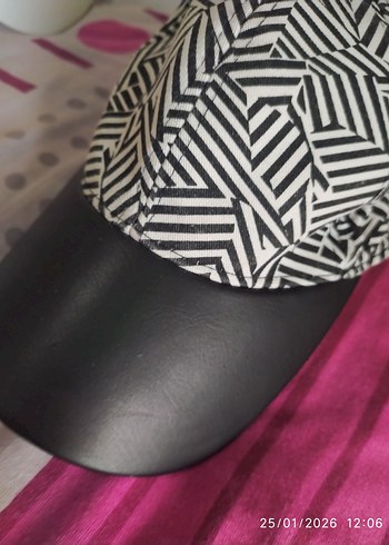 Renkli Desenli Siyah Kadın Şapka - Görsel 3