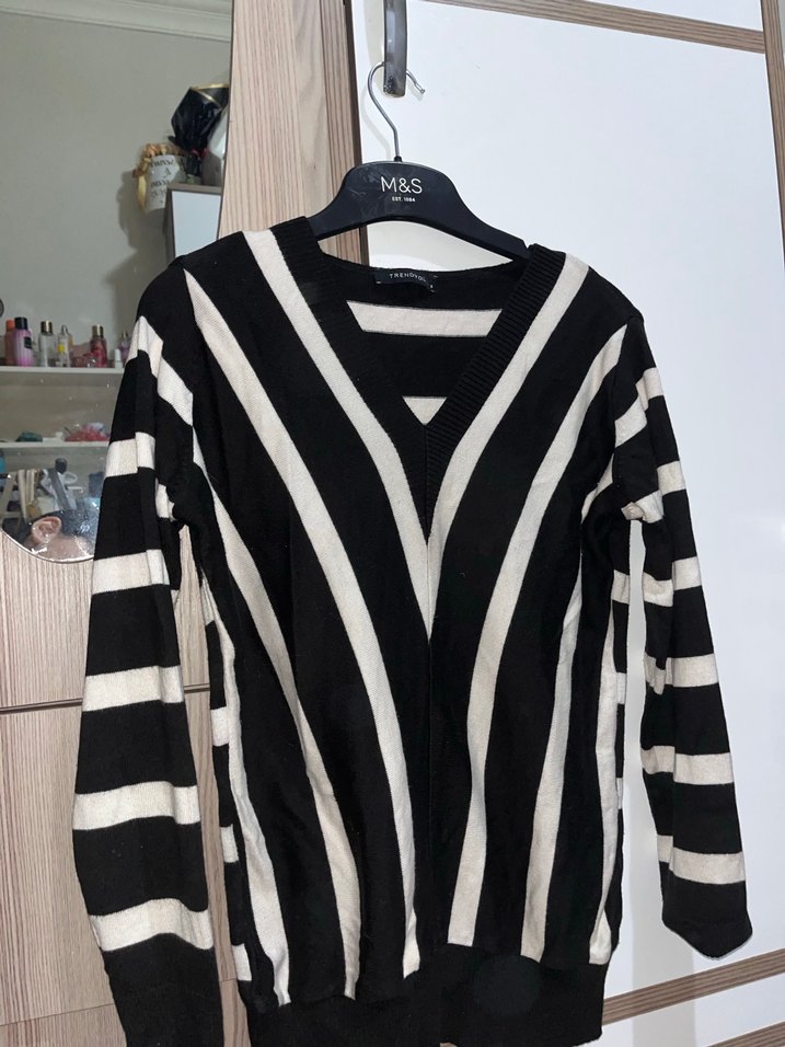 Siyah Beyaz Çizgili V Yaka Triko Kazak - Görsel 2