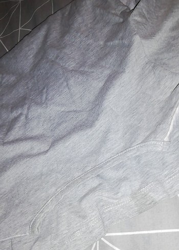 Pul Detaylı Uzun Kollu Gri Kız Tişörtü - Görsel 4