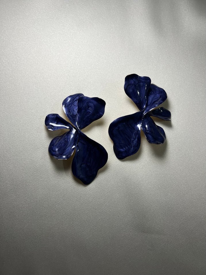 Lacivert Çiçekli Fiyonk Küpe - Görsel 2