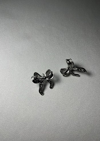 Gri Fiyonk Detaylı Mini Kadın Küpe - Görsel 2