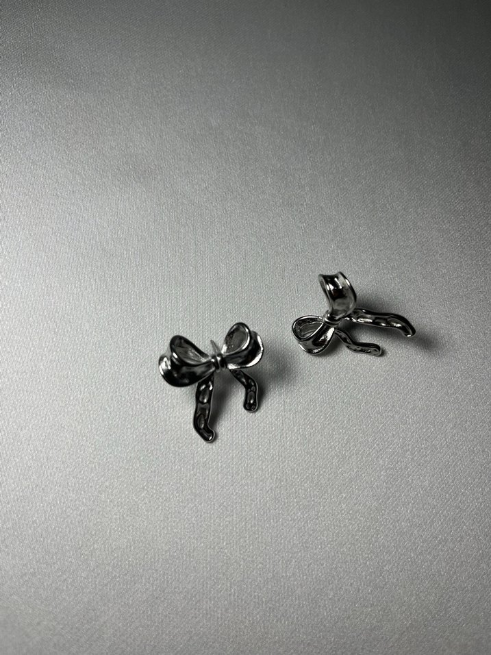 Gri Fiyonk Detaylı Mini Kadın Küpe - Görsel 2