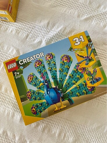 Lego creator tavuskuşu
