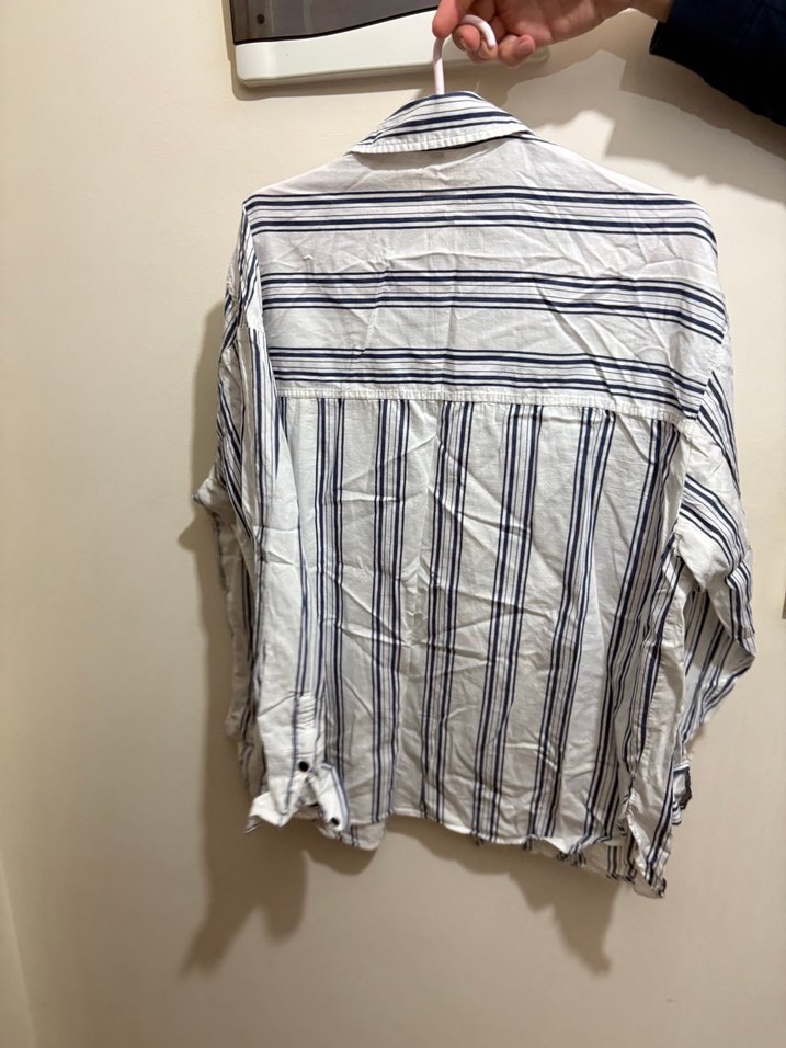 Düğmeli Gri-Beyaz Çizgili Keten Gömlek - Görsel 2