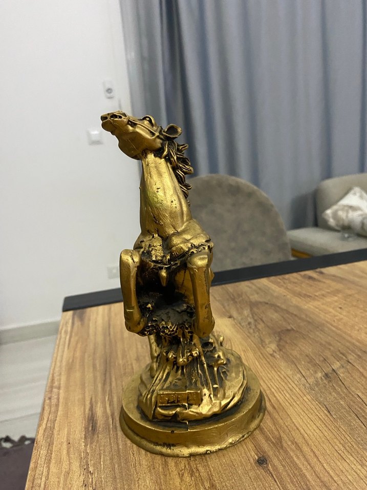 Parlak Altın Renkli At Figürü - Görsel 2