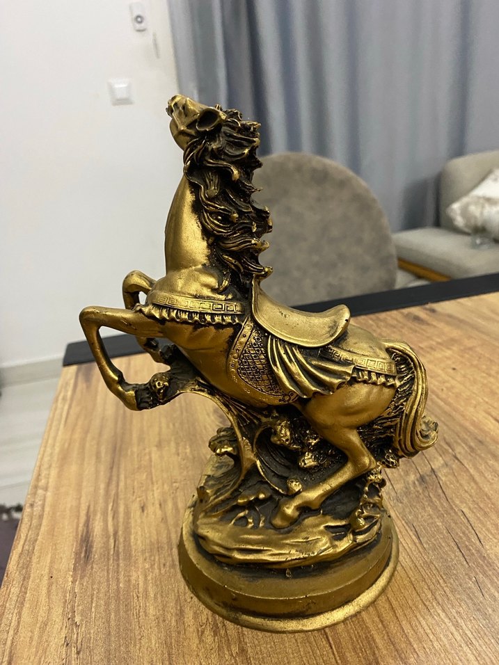 Parlak Altın Renkli At Figürü - Görsel 3