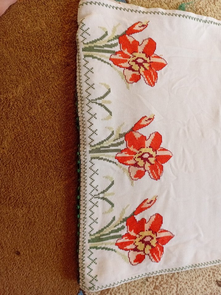 Nakışlı Renkli Çiçek Desenli Beyaz gardrop örtüsü - Görsel 2