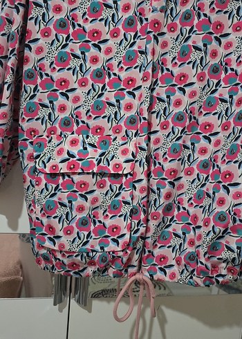 Pembe Desenli Kapişonlu Yağmurluk - Görsel 3