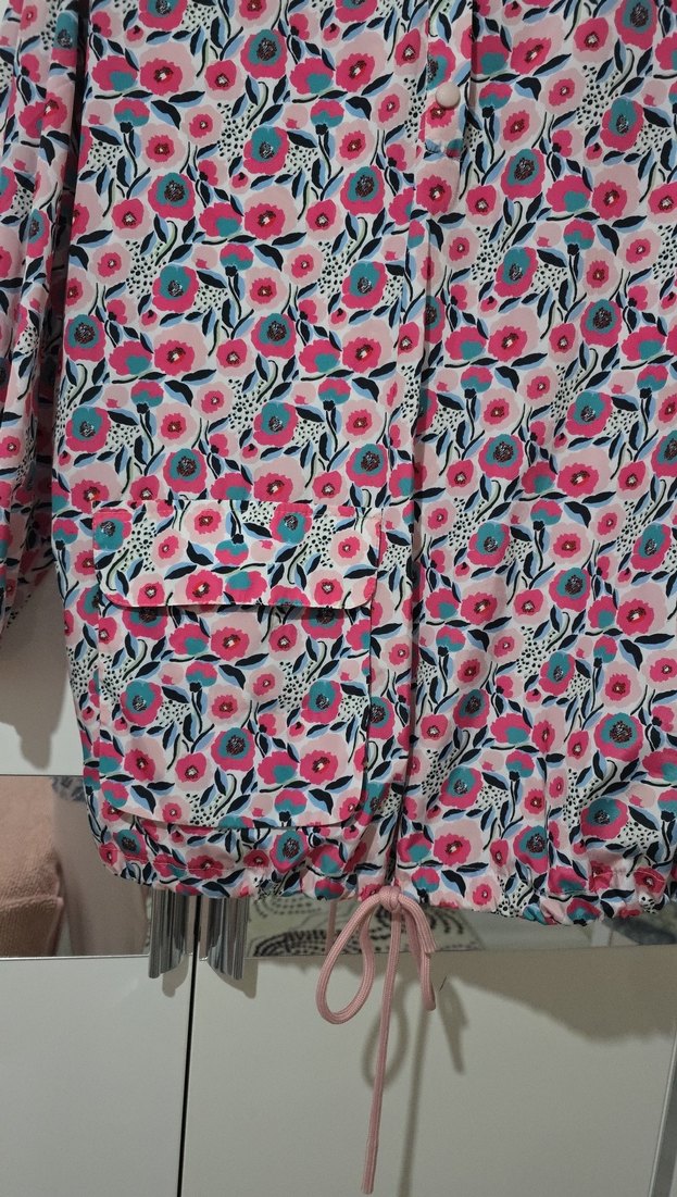 Pembe Desenli Kapişonlu Yağmurluk - Görsel 3