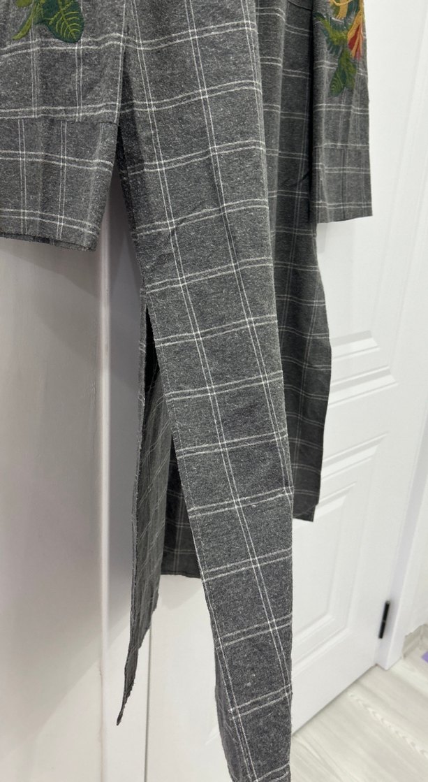 Nakışlı Uzun Gri Kadın Kaban - Görsel 3