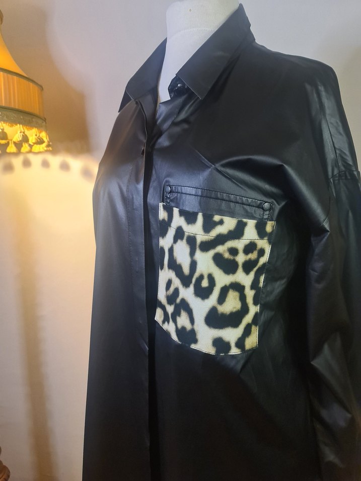 Düğmeli Uzun Siyah Deri Kadın Ceket - Görsel 2