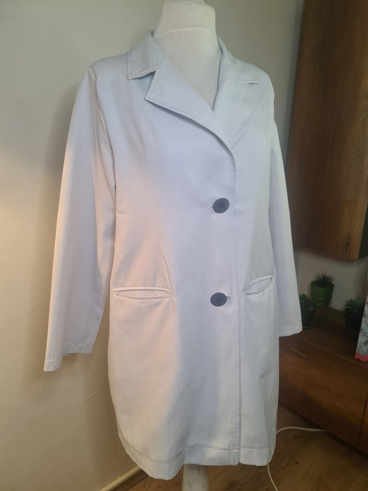 Düğmeli Beyaz Midi Ceket - Görsel 4