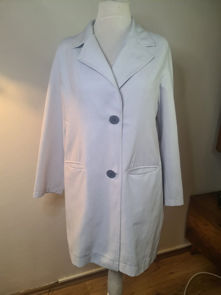 Düğmeli Beyaz Midi Ceket - Görsel 3