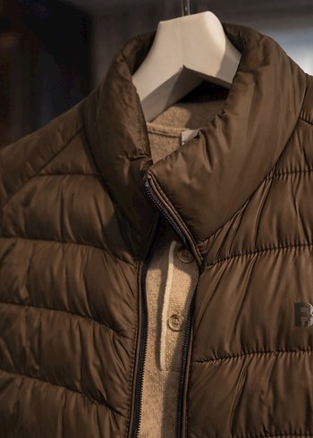 BOSS Haki Kapitone Erkek Yelek  Rafine Şıklık ve Maksimum Konfor - Görsel 6