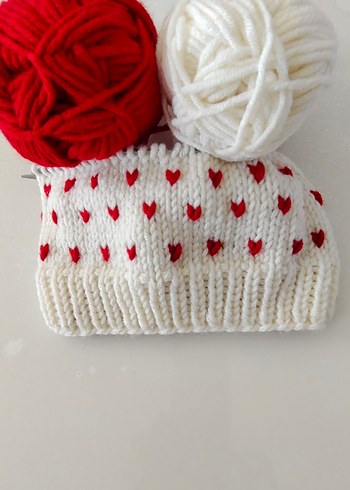 Kırmızı Kalp Desenli Beyaz Örgü Bere - Görsel 3