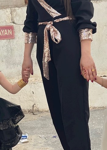 Siyah Parlak yaka ve kuşak detaylı Kemerli Tulum - Görsel 2