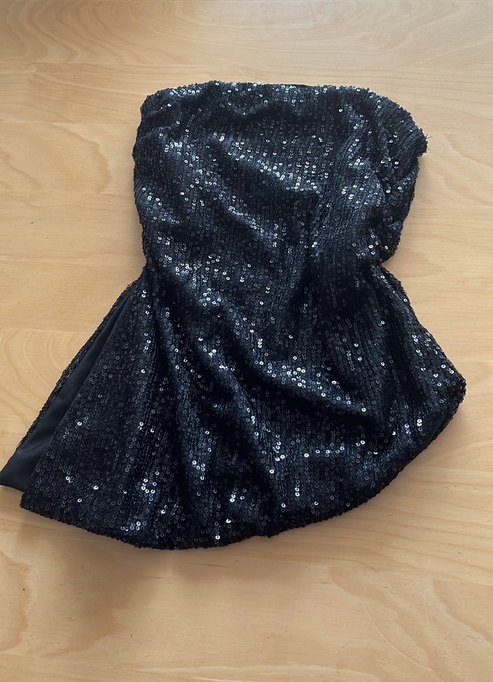 Siyah Payetli Drapeli Yırtmaçlı Straplez - Görsel 2