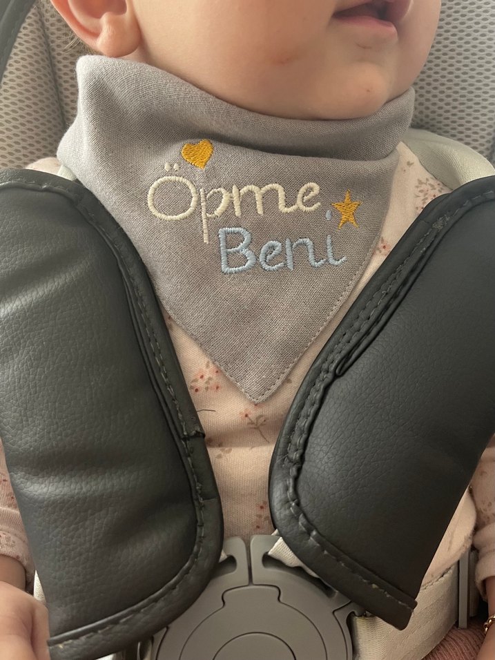 Öpme Beni Nakışlı Bej Bebek Önlüğü - Görsel 4