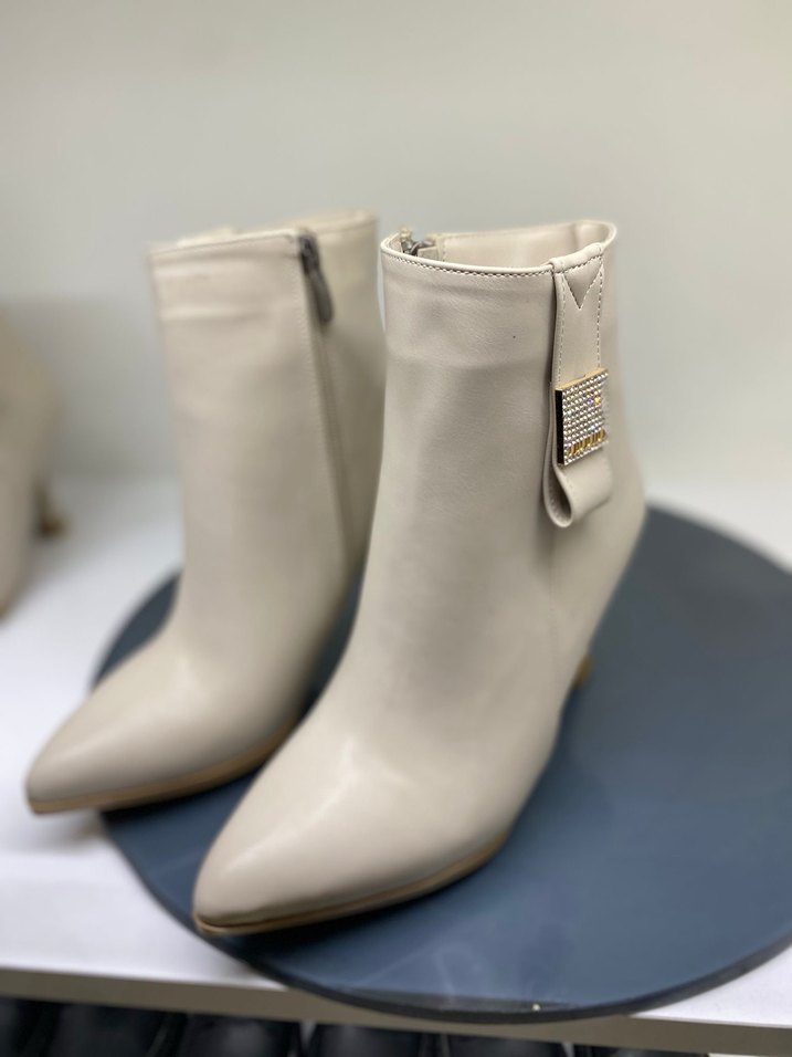 Beyaz Deri Tokalı Stiletto Kadın Bot - Görsel 2