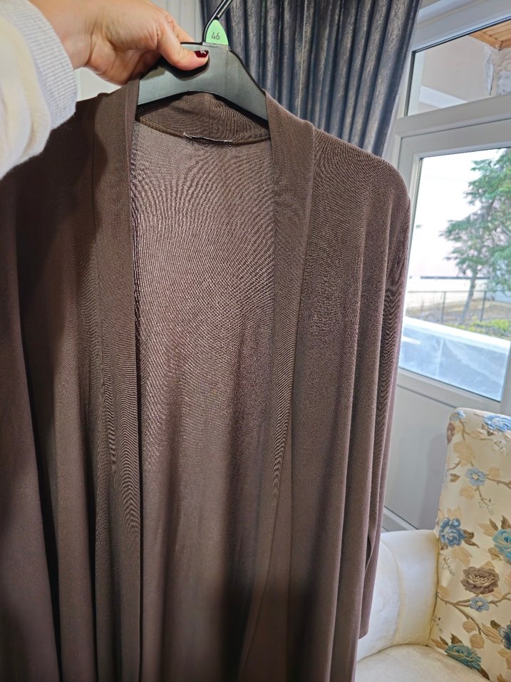 Kahverengi Uzun Kollu Salaş Önü Asimetrik Dökümlü Hırka - Görsel 3