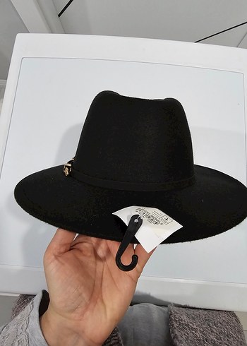 Siyah Süet Tokalı Kadın Şapka - Görsel 2