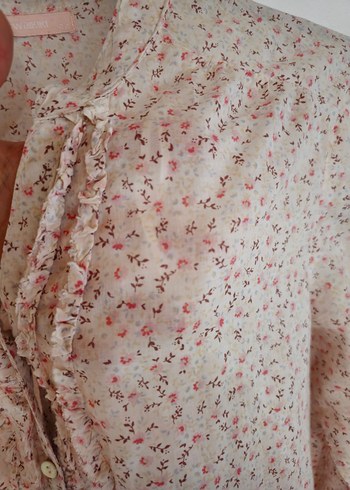 Düğmeli Pembe Çiçekli Bluz - Görsel 4