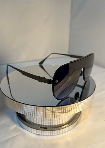 Minimalist Siyah Transparan Güneş Gözlüğü - Görsel 3