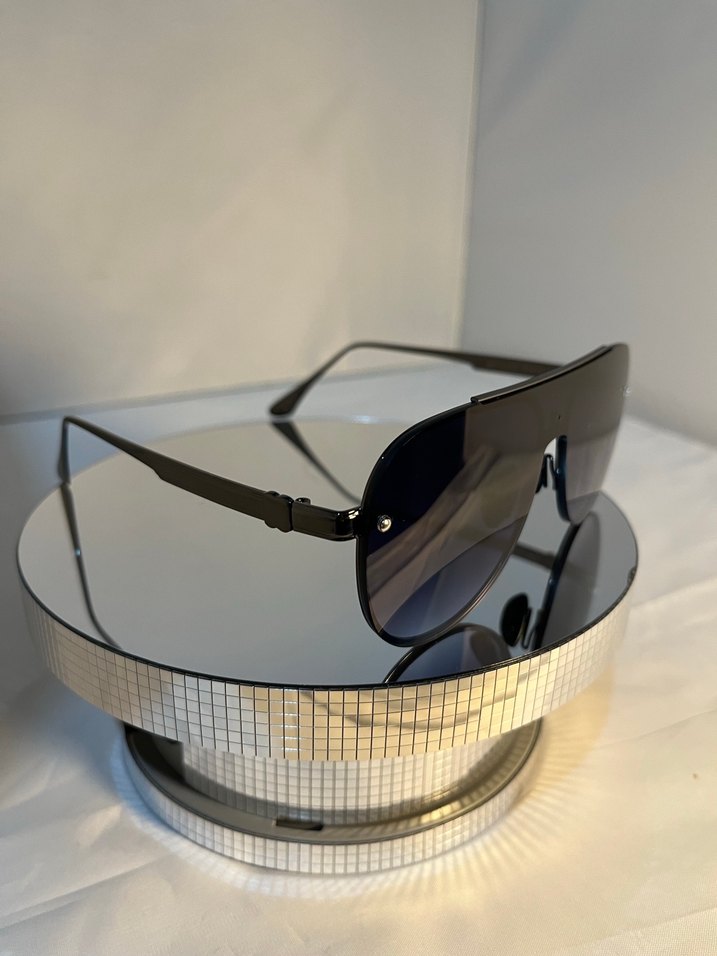 Minimalist Siyah Transparan Güneş Gözlüğü - Görsel 3