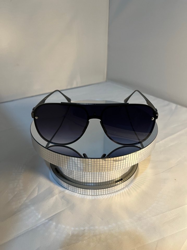 Minimalist Siyah Transparan Güneş Gözlüğü - Görsel 4