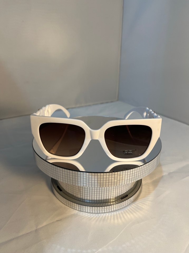 Beyaz Tokalı Kadın Güneş Gözlüğü - Görsel 4