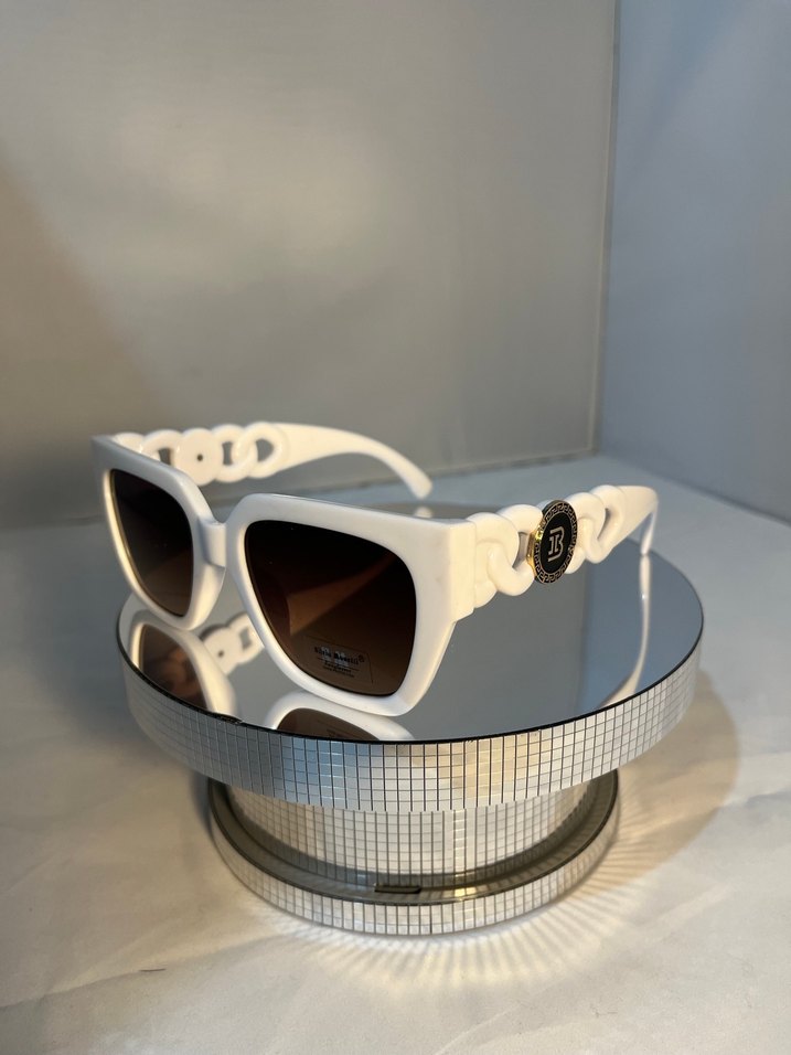 Beyaz Tokalı Kadın Güneş Gözlüğü - Görsel 2