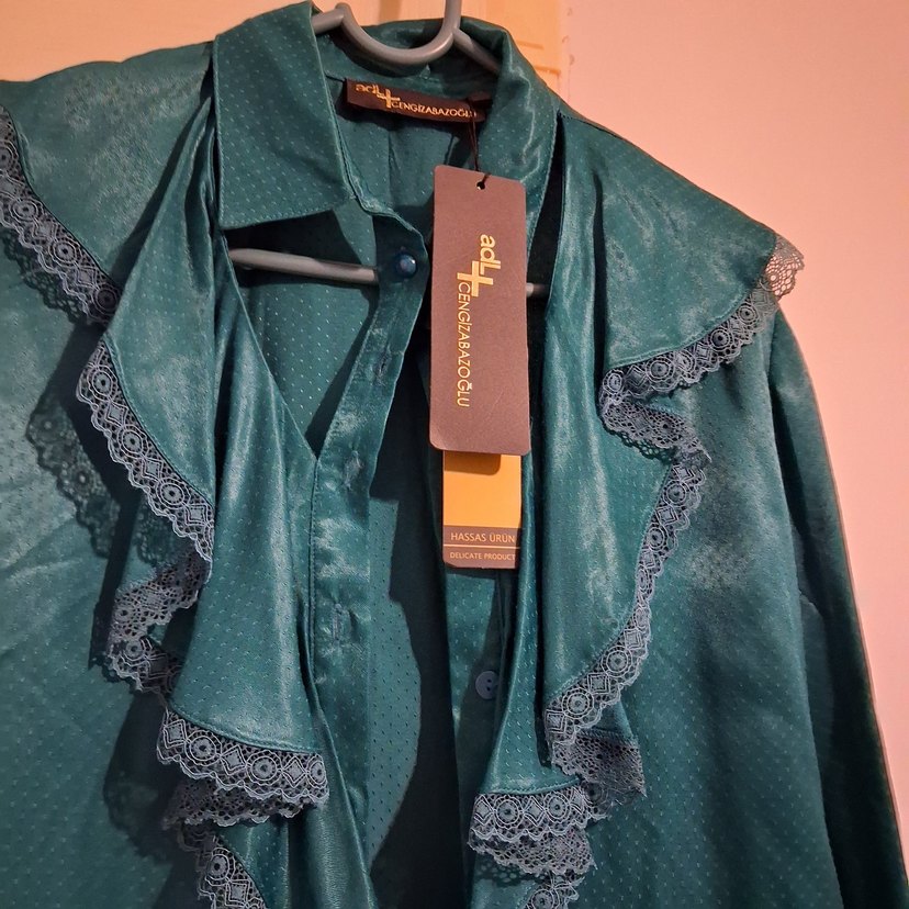 Uzun Kollu Turkuaz Fırfırlı Gömlek - Görsel 3